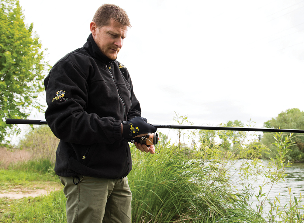 CARP SPIRIT DOBÓKESZTYŰ JOBBKEZES